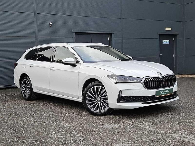 White Used 2025 Skoda Superb LAURIN & KLEMENT Estate | £36,186 (Expensive) - Image 1/4