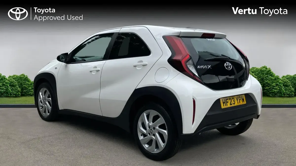 Used Toyota Aygo X PURE 72 HP (52 kW) 2023 Pure white (solid paint) SUV
