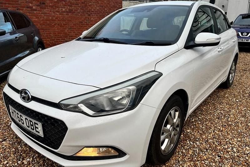White Used 2017 Hyundai i20 SE Hatchback | £5,995 (Fair price) - Image 1/1