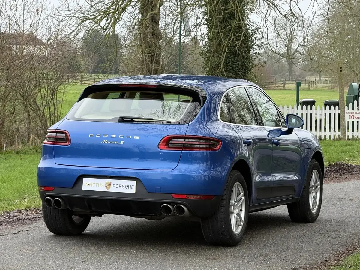 Used Porsche Macan 258 HP (189 kW) 2016 Blue SUV