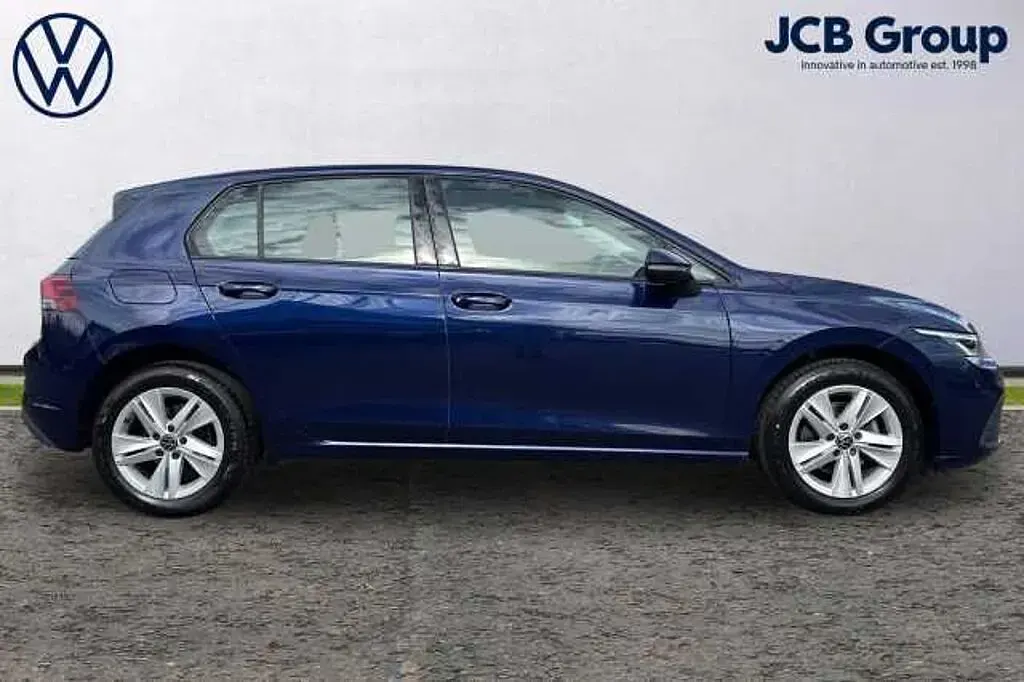 Begagnad VW Golf VIII Life 115 HK (84 kW) 2022 Blå Halvkombi