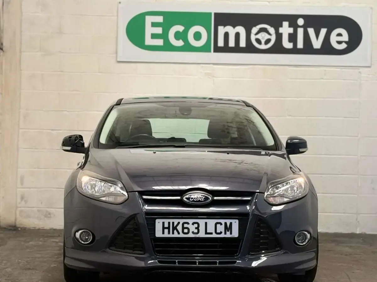 Usado Ford Focus Zetec 125 HP (91 kW) 2014 Cinzento Citadino