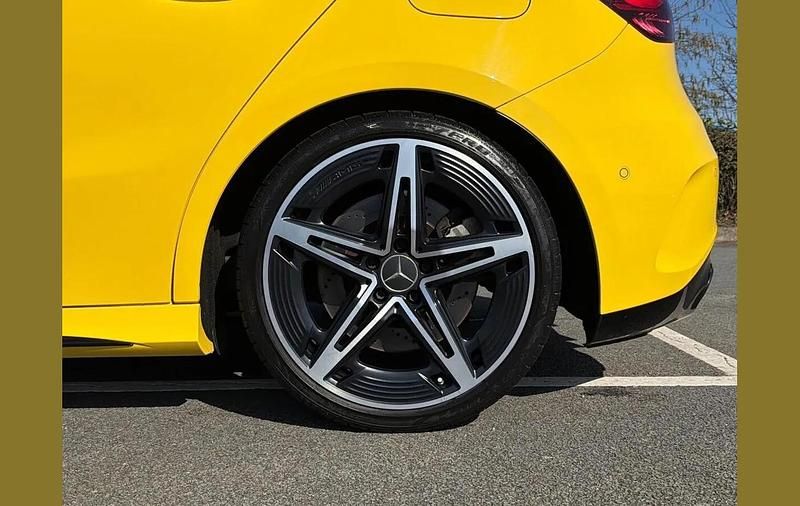 Usado Mercedes A35 AMG Premium 301 HP (221 kW) 2024 Amarelo Citadino