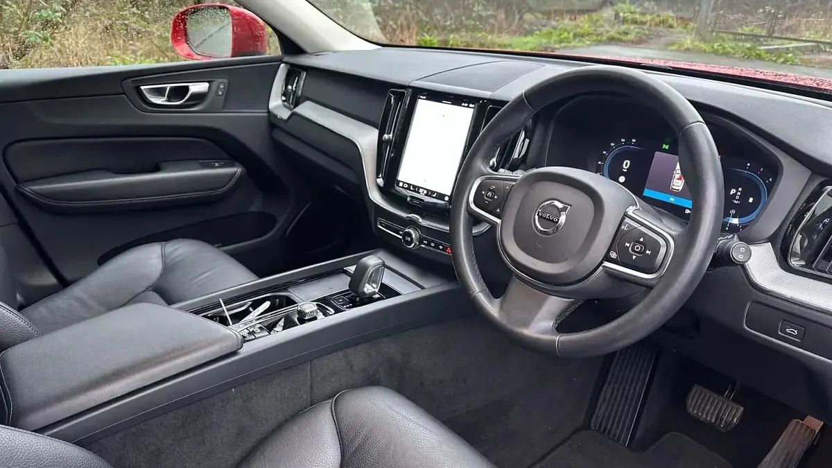 Used Volvo XC60 Core 250 HP (183 kW) 2023 Red SUV