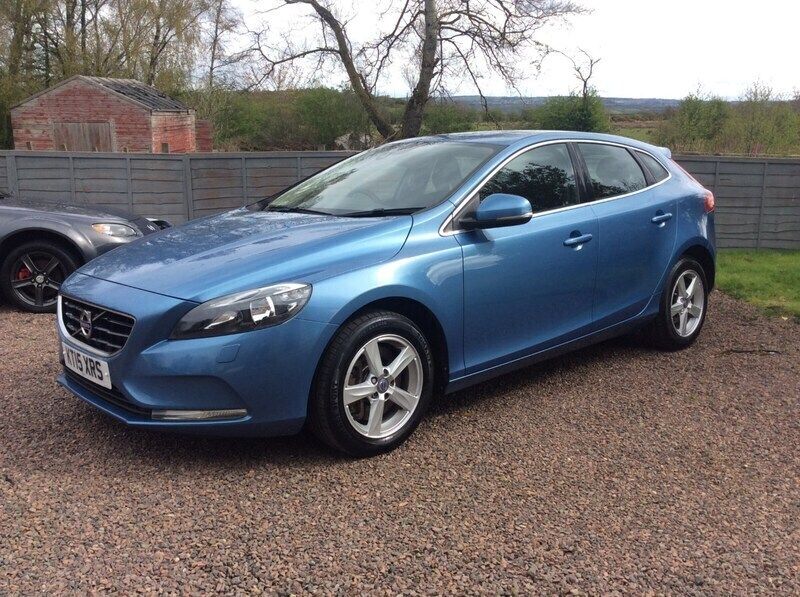 Blue Used 2015 Volvo V40 SE Estate | £5,750 (Good price) - Image 1/4