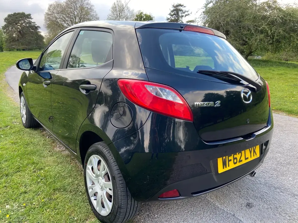 Używany Mazda 2 75 KM (55 kW) 2012 Czarny Hatchback