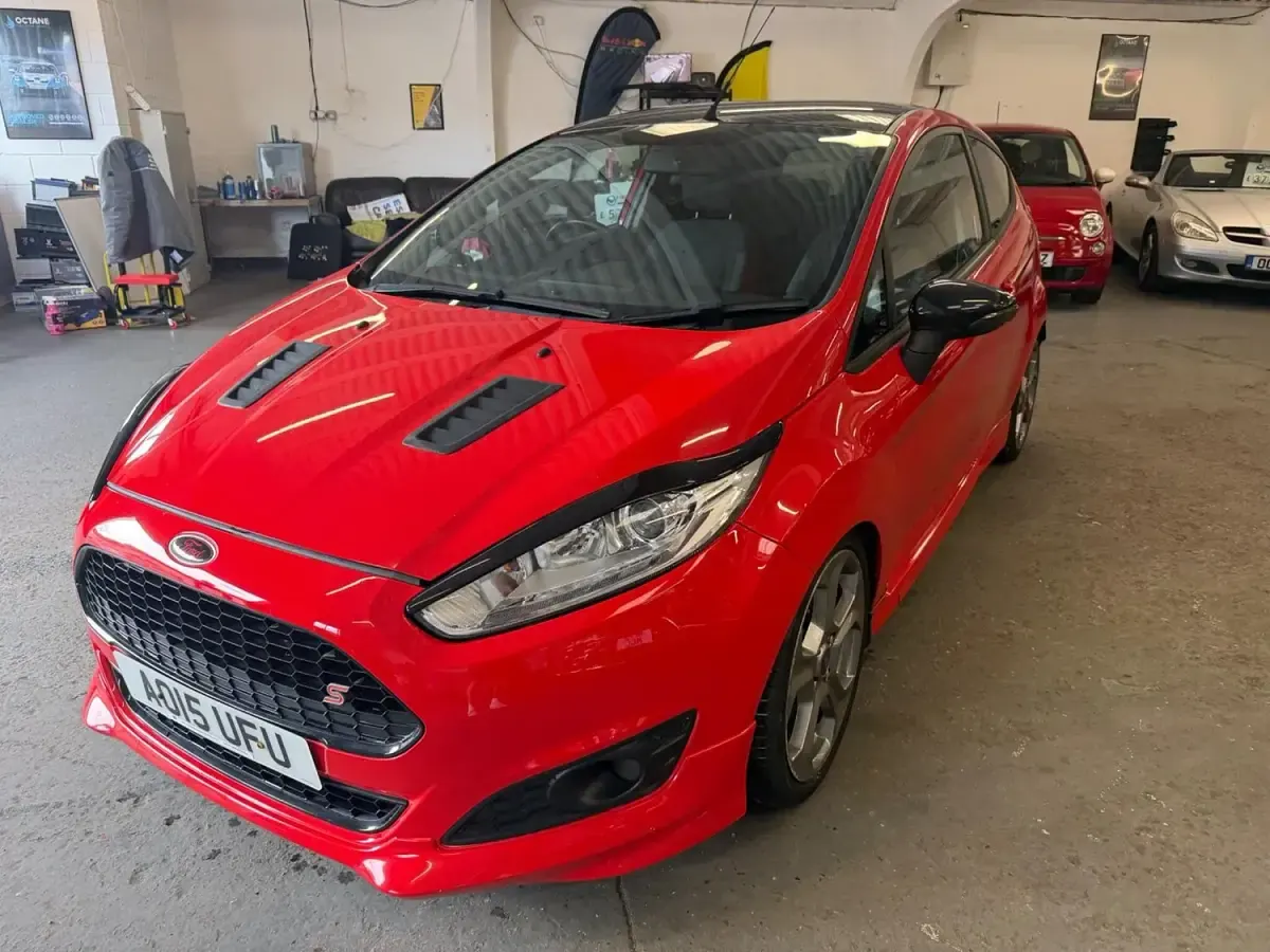 Used Ford Fiesta Zetec 140 HP (102 kW) 2015 Red Hatchback