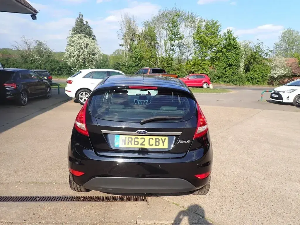 Usado Ford Fiesta Zetec 82 HP (60 kW) 2012 Preto Citadino