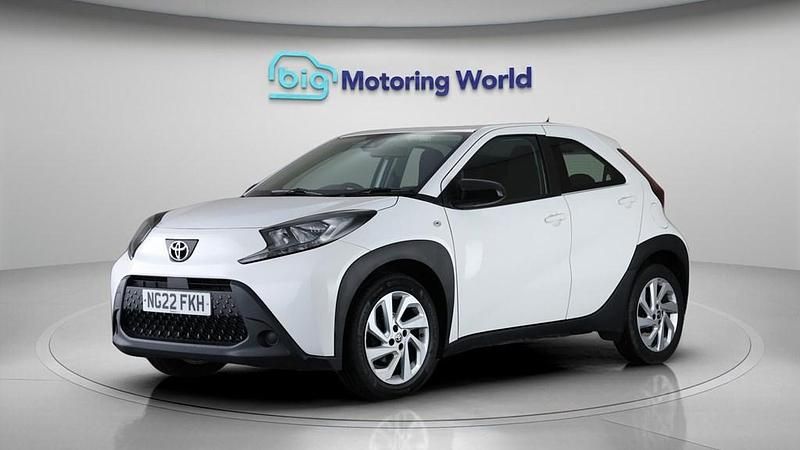 Used Toyota Aygo X PURE 72 HP (52 kW) 2022 White SUV