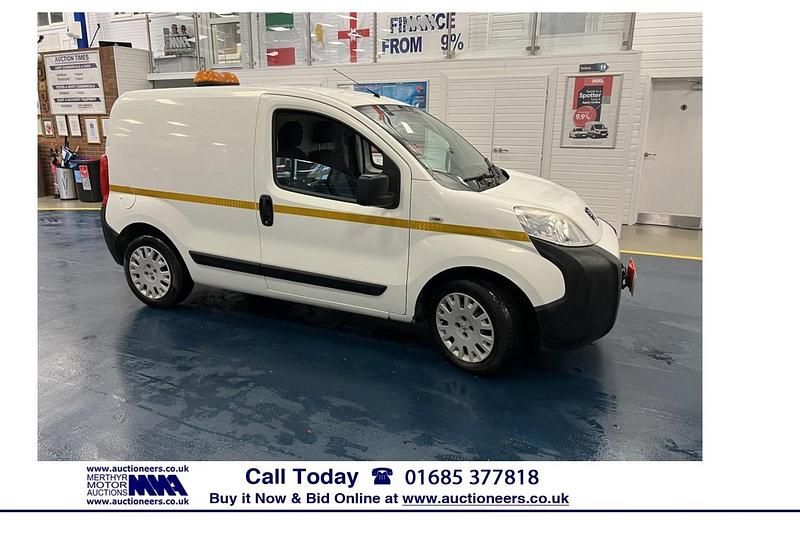 White Used 2017 Peugeot Bipper MPV | £4,000 (Good price) - Image 1/4