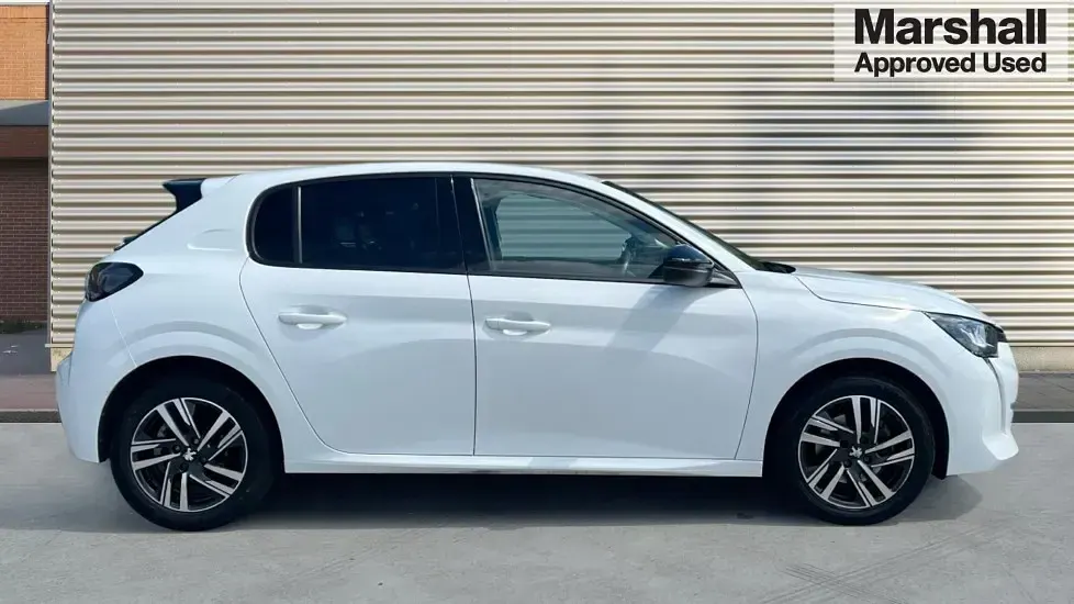 Used Peugeot 208 Allure+ 100 HP (73 kW) 2023 White Hatchback