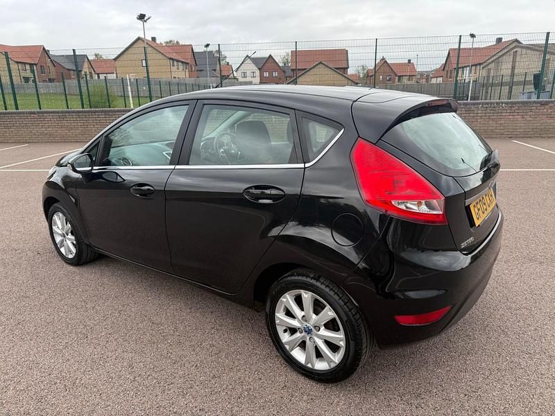 Usado Ford Fiesta Zetec 96 HP (70 kW) 2009 Preto Citadino