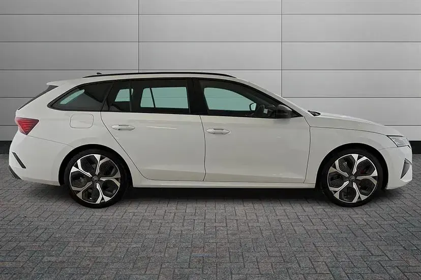 Usado Skoda Octavia vRS 265 HP (194 kW) 2026 Branco Carrinha