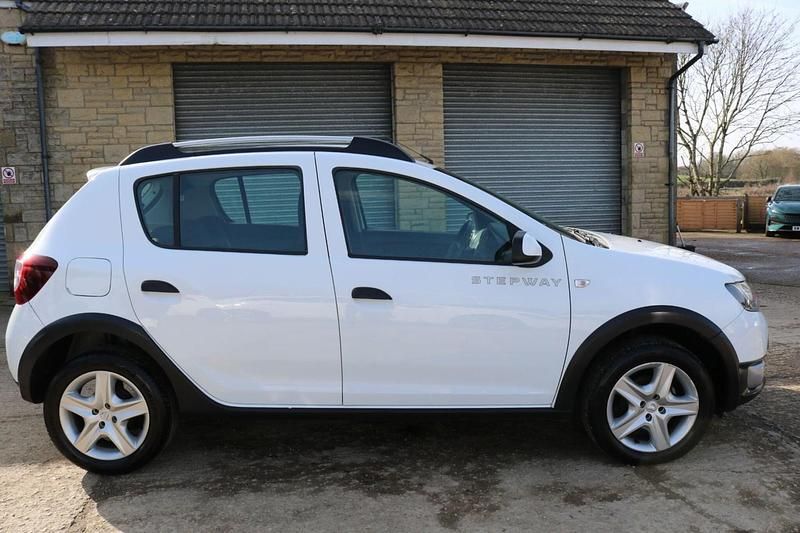 Used Dacia Sandero Lauréate 2015 White Hatchback