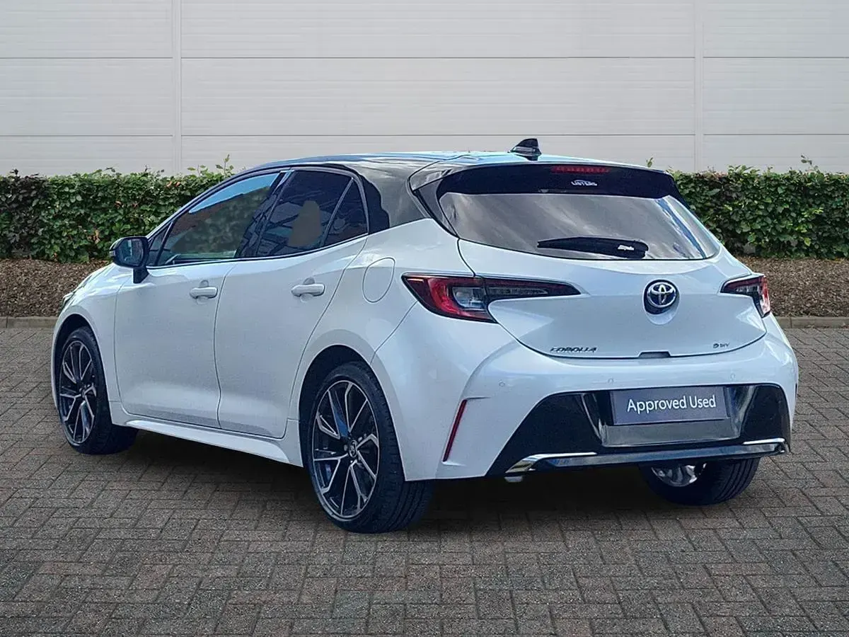 Used Toyota Corolla 196 HP (144 kW) 2025 White/black Hatchback