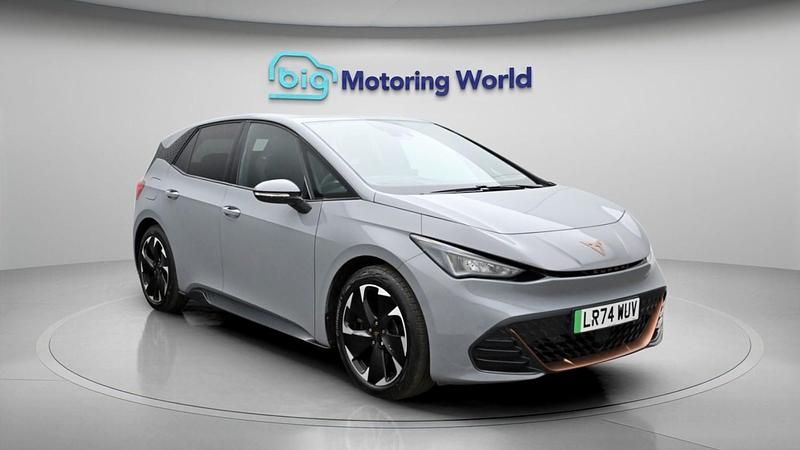 Begagnad Cupra Born e-Boost 169 kW (231 HK) 2024 Grå Halvkombi