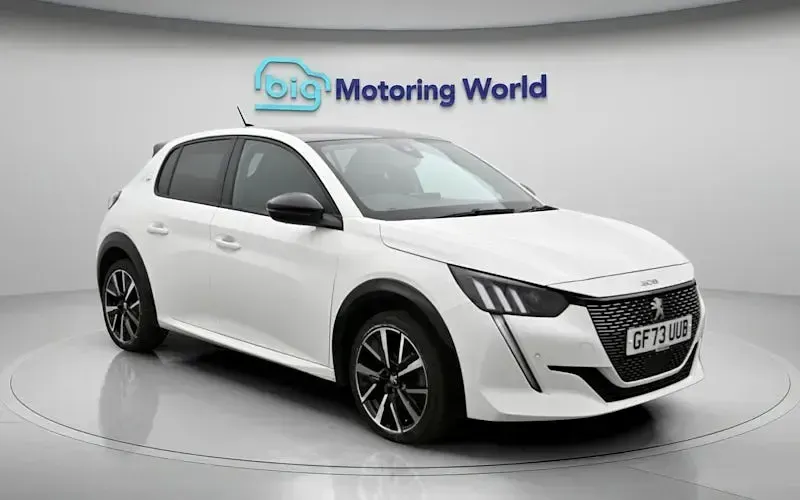 Used Peugeot 208 GT 102 HP (75 kW) 2023 White Hatchback