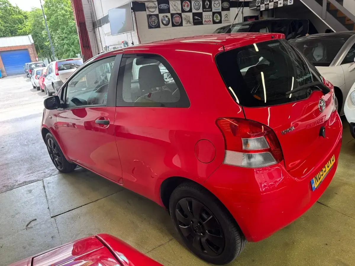 Used Toyota Yaris T2 69 HP (50 kW) 2010 Red Hatchback