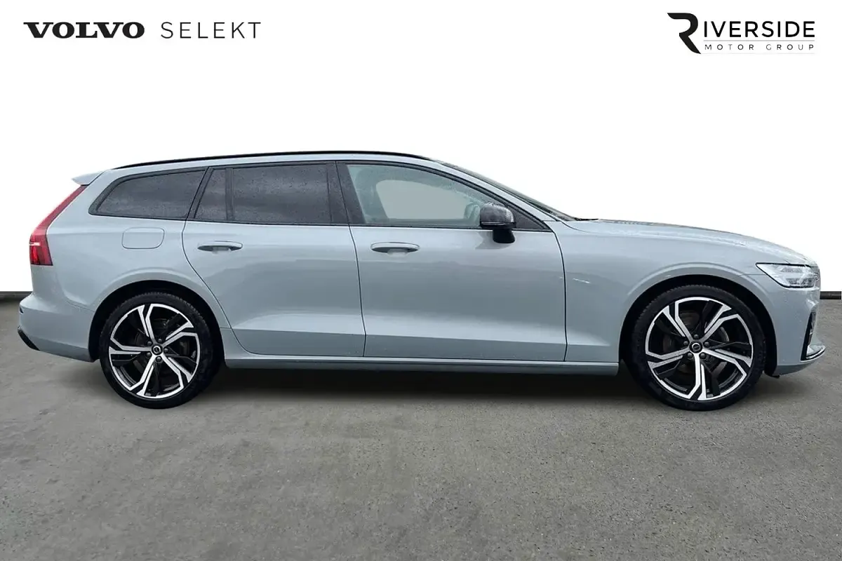 Begagnad Volvo V60 Plus 2025 Grå Kombi