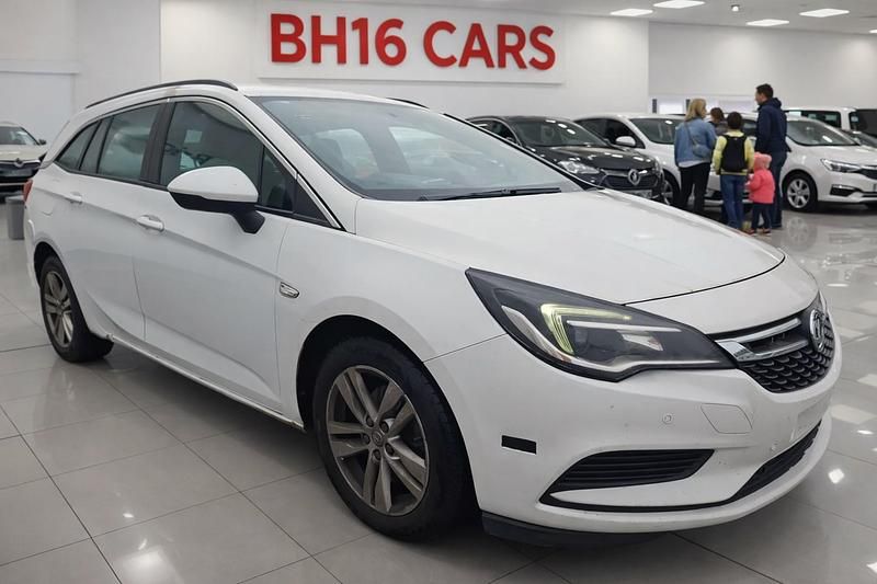 Used Vauxhall Astra Design Edition 2018 White Estate