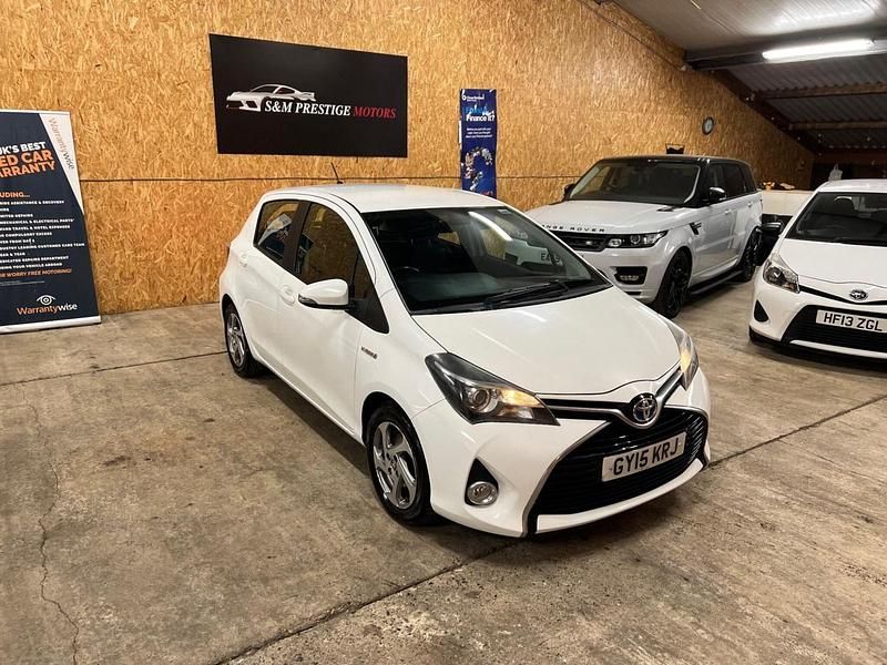 White Used 2015 Toyota Yaris Hybrid Hatchback | £6,999 (Expensive) - Image 1/4