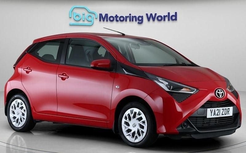 Used Toyota Aygo X-play 72 HP (52 kW) 2021 Red Hatchback