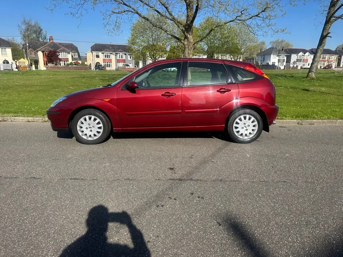 Used Ford Focus Ghia 99 HP (72 kW) 2002 Red Hatchback