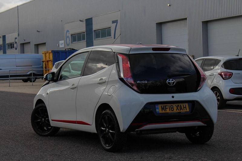 Begagnad Toyota Aygo x-press 2018 Vit Halvkombi