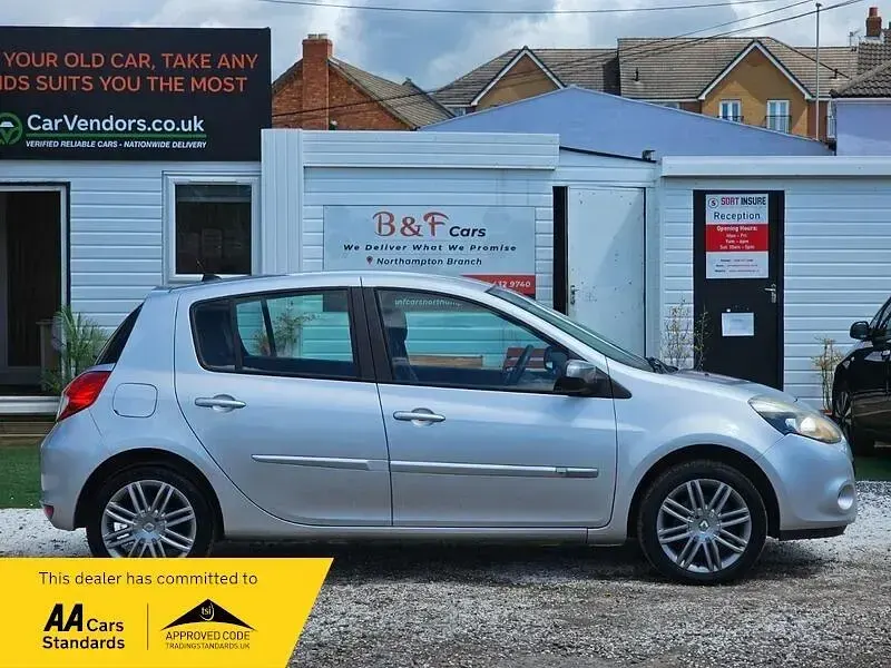 Used Renault Clio Dynamique 88 HP (64 kW) 2012 Silver Hatchback