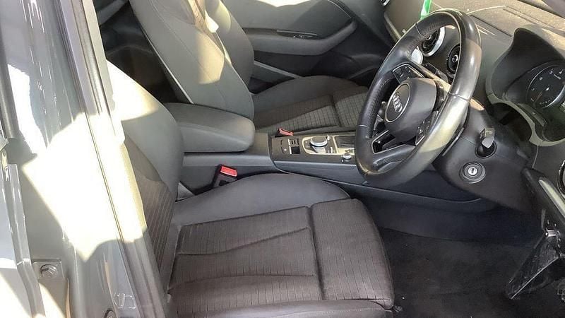 Begagnad Audi A3 Sport 2017 Grå Sedan