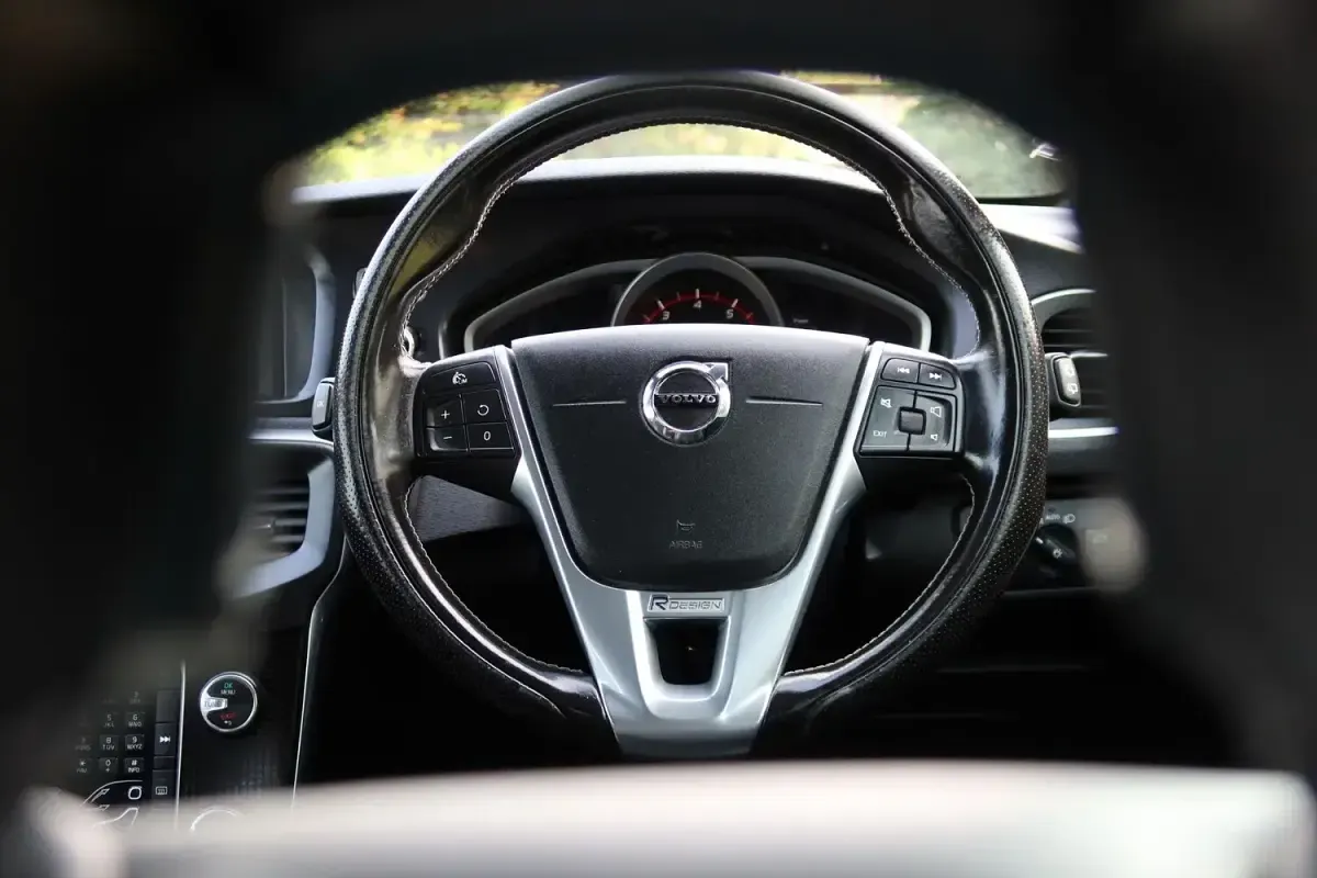 Used Volvo V40 R-Design 2016 White Hatchback