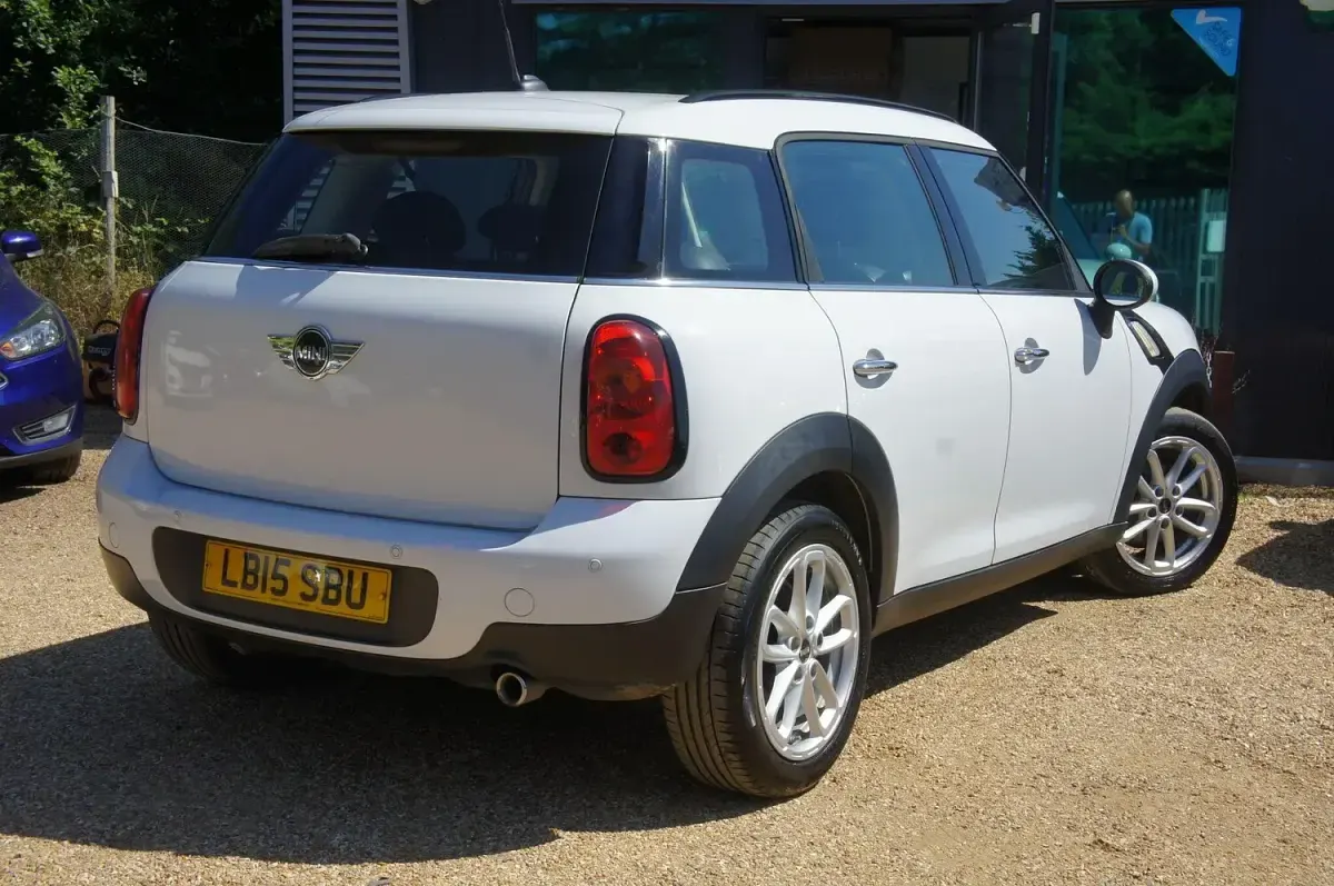Used Mini Cooper D 2015 White Hatchback
