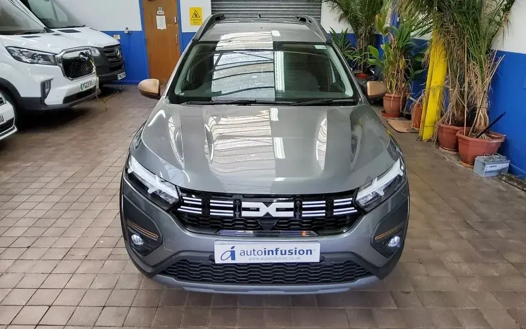 Usado Dacia Jogger Extreme 140 HP (102 kW) 2025 Cinzento Monovolume