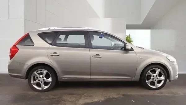 Usado Kia Ceed 113 HP (83 kW) 2010 Prateado Citadino