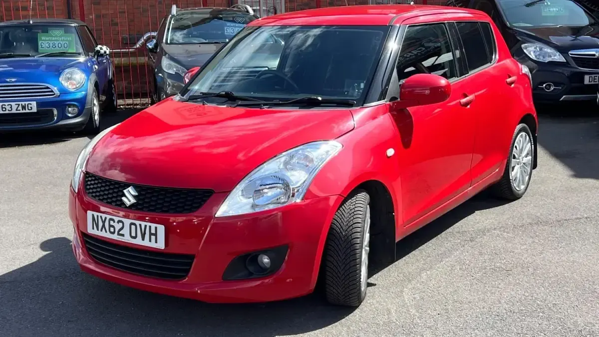 Usado Suzuki Swift SZ3 94 HP (69 kW) 2012 Vermelho Citadino