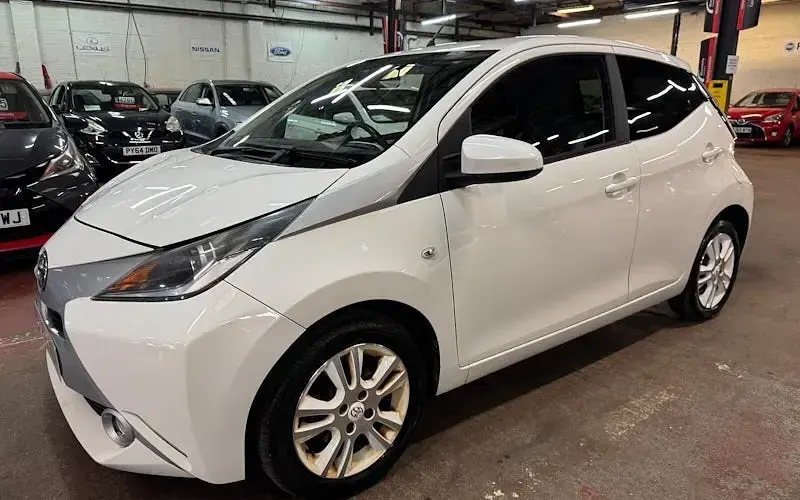 Usado Toyota Aygo X-pure 69 HP (50 kW) 2016 Branco Citadino