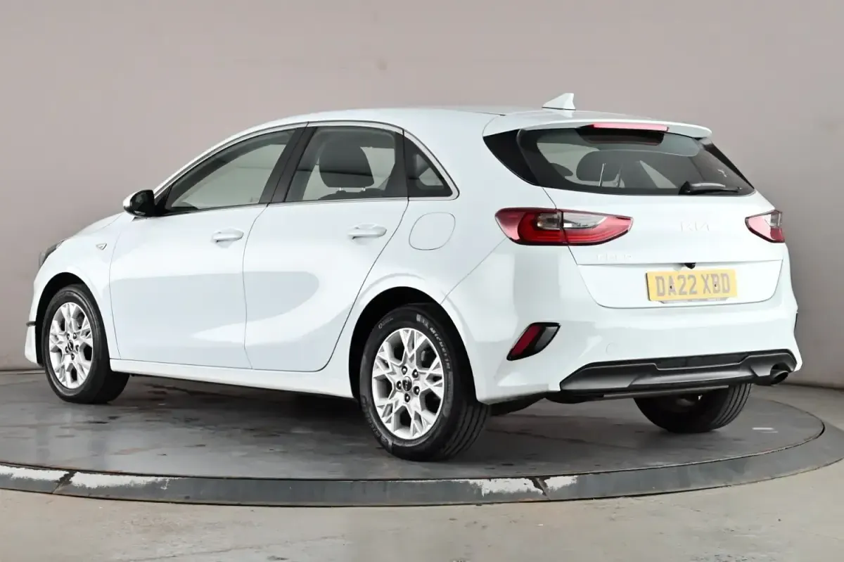Usado Kia Ceed 118 CV (86 kW) 2022 Blanco Utilitario