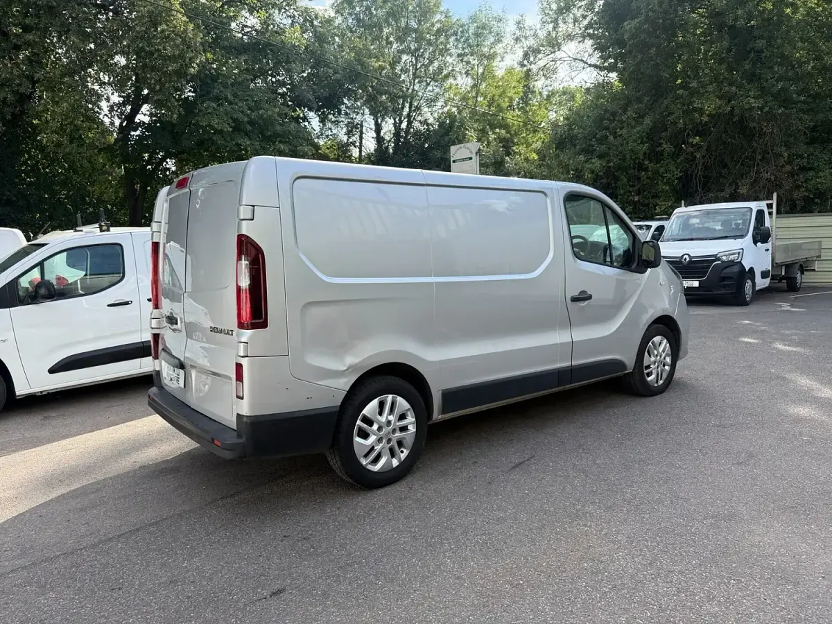Used Renault Trafic 2017 Silver MPV