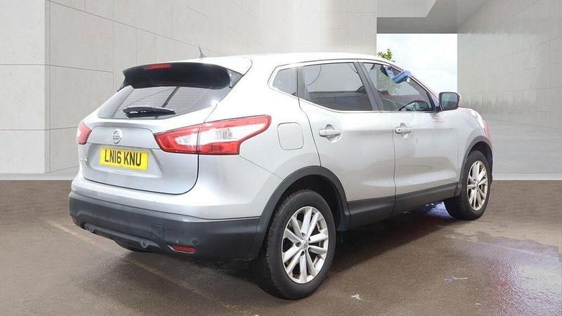 Used Nissan Qashqai Acenta 115 HP (84 kW) 2016 Silver SUV