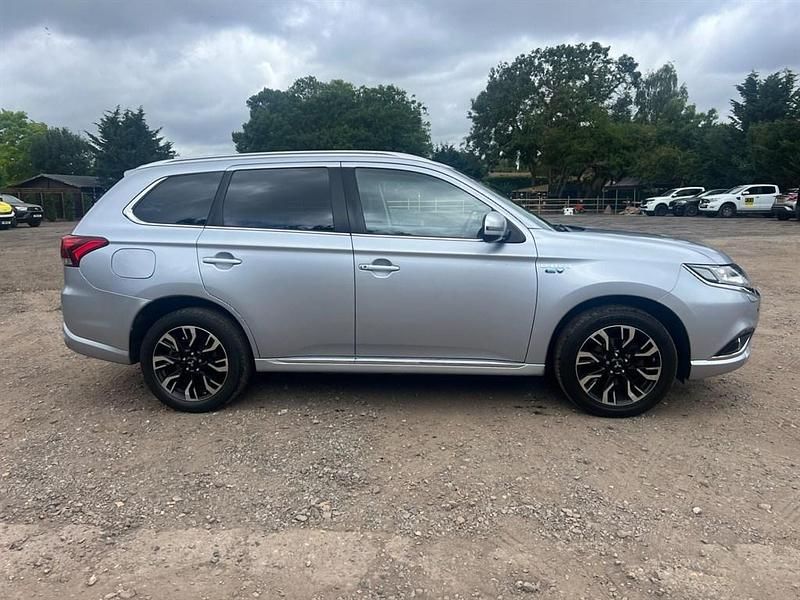 Used Mitsubishi Outlander 200 HP (147 kW) 2017 Silver SUV