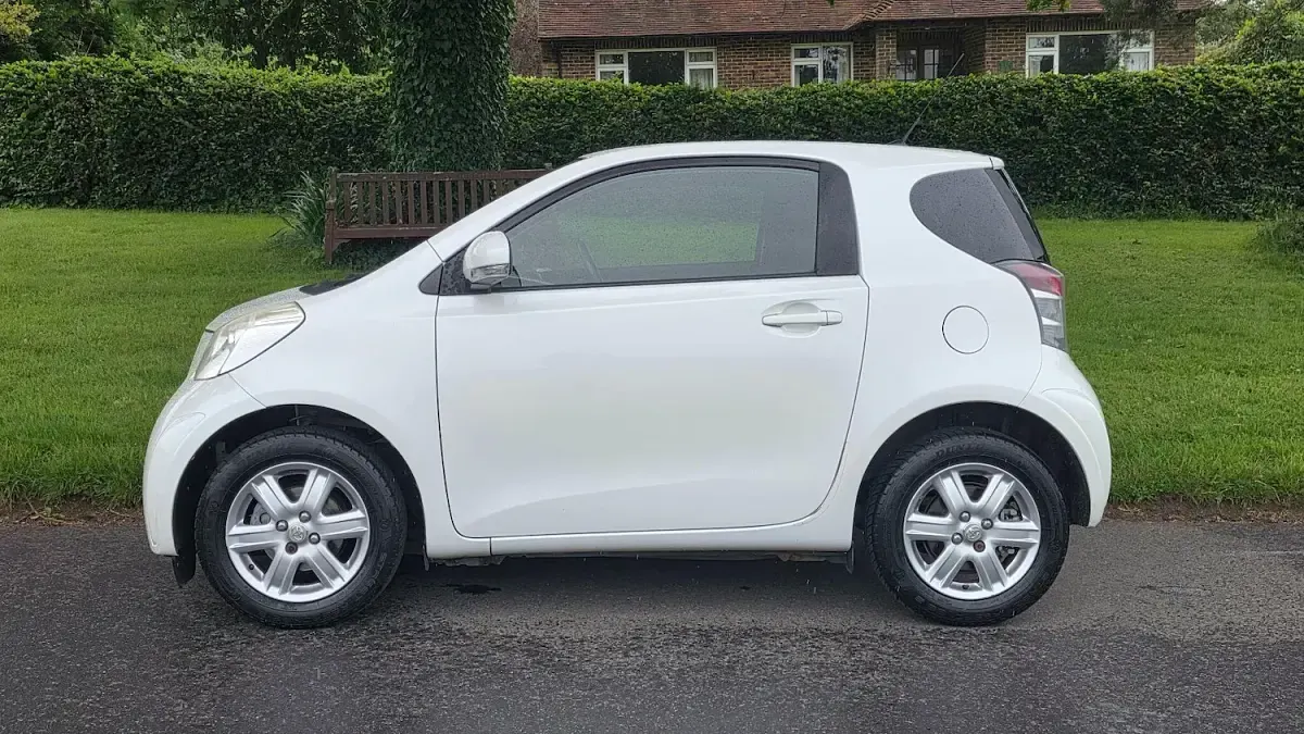 Used Toyota iQ 68 HP (50 kW) 2010 White Hatchback