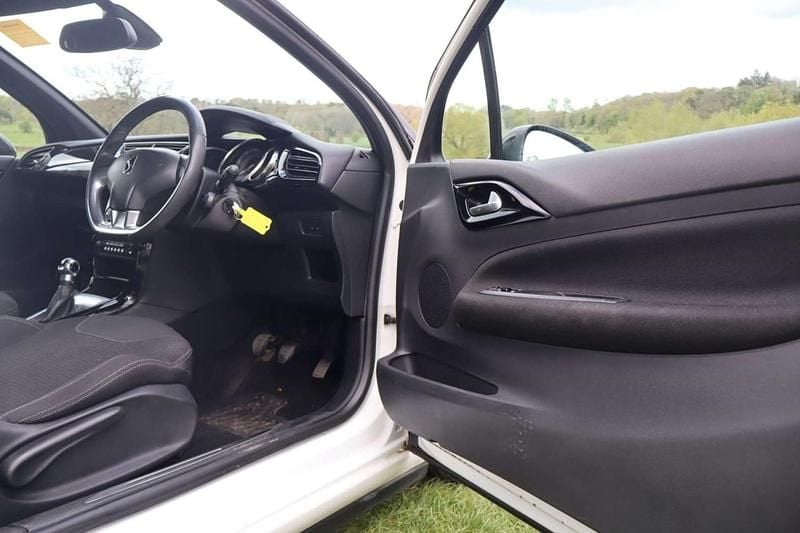 Begagnad Citroën DS3 110 HK (80 kW) 2013 Vit Halvkombi