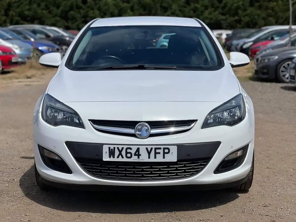 Used Vauxhall Astra 136 HP (100 kW) 2014 White Hatchback