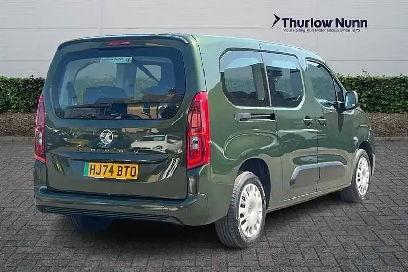 Używany Vauxhall Combo Design Edition 100 kW (136 KM) 2024 Zielony Minivan