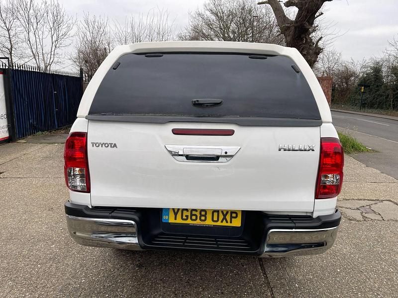 Used Toyota HiLux 150 HP (110 kW) 2018 White Pickup