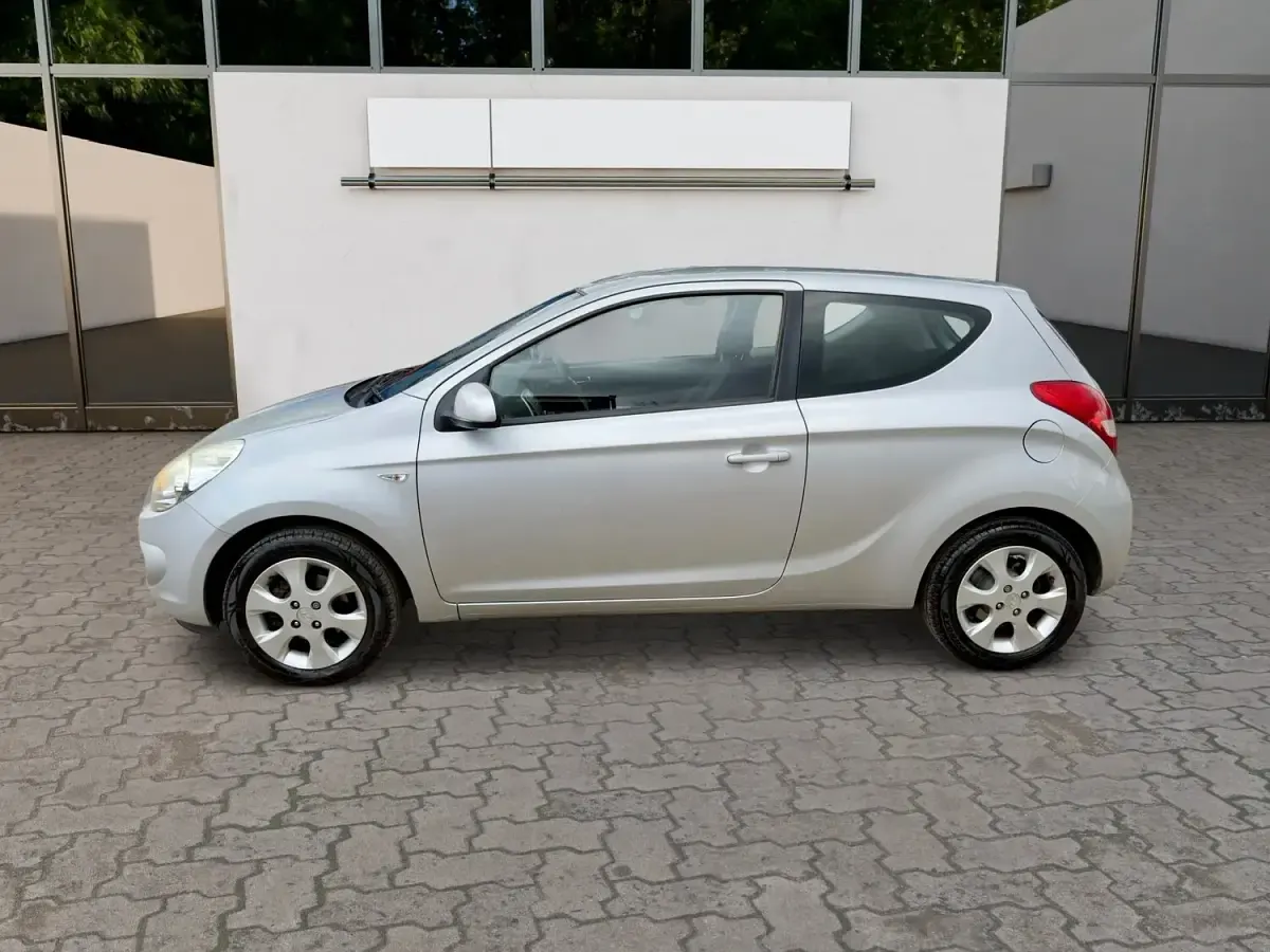 Used Hyundai i20 Comfort 78 HP (57 kW) 2011 Silver Hatchback