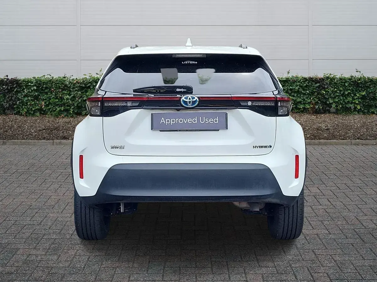 Used Toyota Yaris Hybrid Design 2023 White Estate