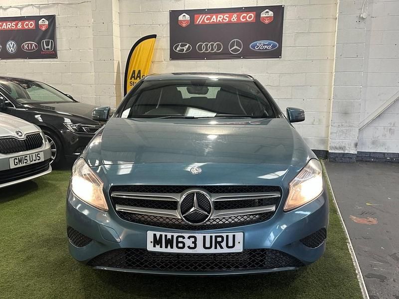 Używany Mercedes A180 109 KM (80 kW) 2014 Niebieski Hatchback
