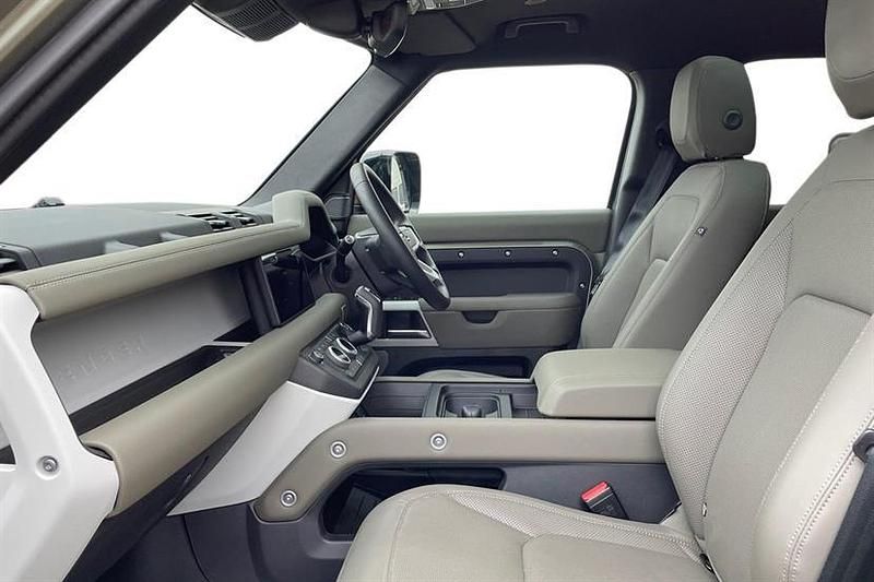 Used Land Rover Defender SE Dynamic 300 HP (220 kW) 2024 Pangea green Estate