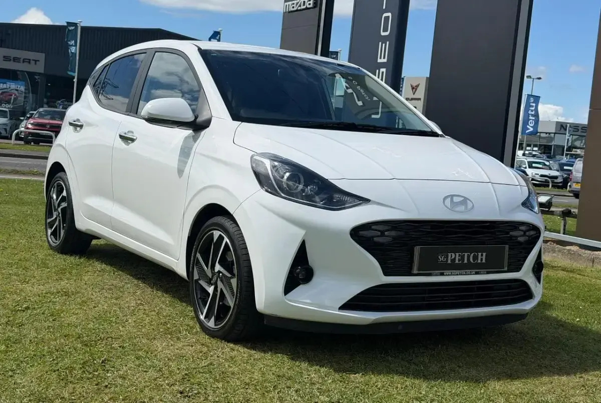 Used Hyundai i10 Premium 62 HP (45 kW) 2025 White Hatchback
